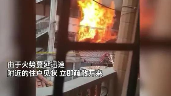 广东梅州一居民楼发生燃气爆炸，引发楼层起火
